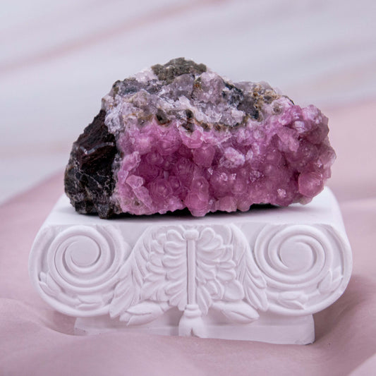 Pinker Cobalt Calcit Pink Rohstein Edelstein Kristall Heilstein Schutzstein Annurah deutscher Onlineshop Stein der Aphrodite und gilt seit jeher als Talisman der Liebe