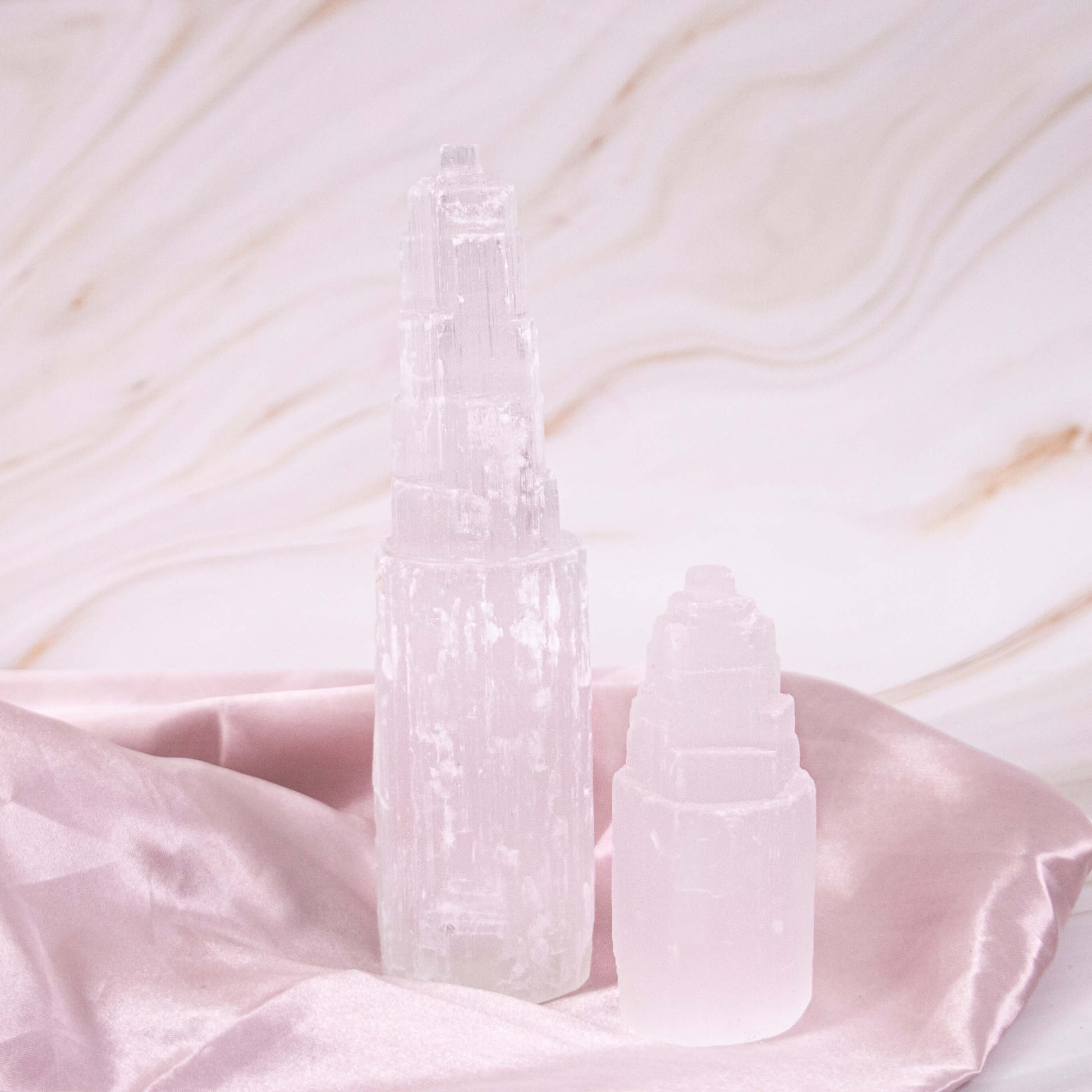 Selenit Turm Spitze Kristallturm Kristallspitze weiss Treppe Klarheit Reinigung Aufladen Kristalle Heilsteine Edelsteine Schutzsteine 2 zwei Größen Annurah deutscher Onlineshop Geburts- & Glücksstein für den: 10. Oktober Sternzeichen: Widder, Waage Chakra: Krone, Drittes Auge & Solarplexus