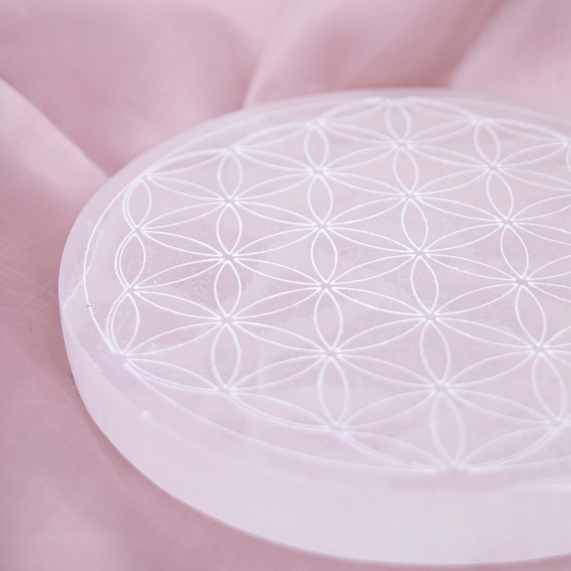 Selenit Platte Groß XXL XL Blume des Lebens Reinigung Schutz Entladen Aufladen Crystal Grids Annurah deutscher Onlineshop Kristalle Edelsteine Schutzsteine Heilsteine Energie Chakra Aura 
