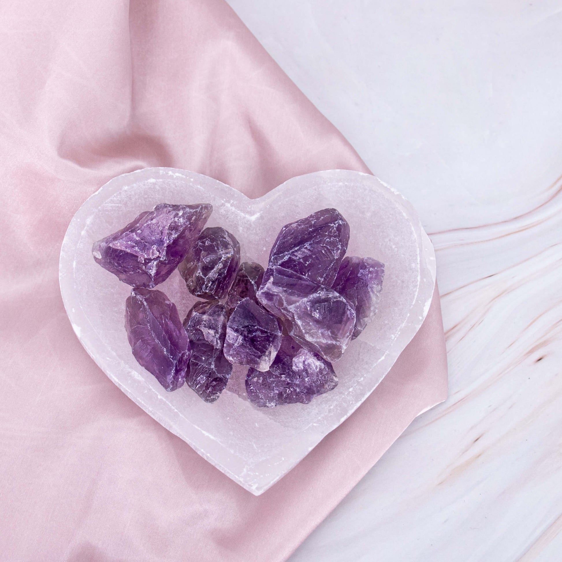 Amethyst Rohsteine lila violett Kristalle Heilsteine Edelsteine Schutzsteine Annurah deutscher Onlineshop Intuition Hellsichtigkeit Sehnsucht Trauerbewältigung Weiterentwicklung Schutz Selbstkontrolle Gerechtigkeit Frieden Schlafstörungen Selbstliebe