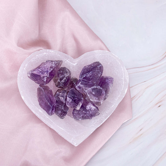 Amethyst Rohsteine lila violett Kristalle Heilsteine Edelsteine Schutzsteine Annurah deutscher Onlineshop Intuition Hellsichtigkeit Sehnsucht Trauerbewältigung Weiterentwicklung Schutz Selbstkontrolle Gerechtigkeit Frieden Schlafstörungen Selbstliebe