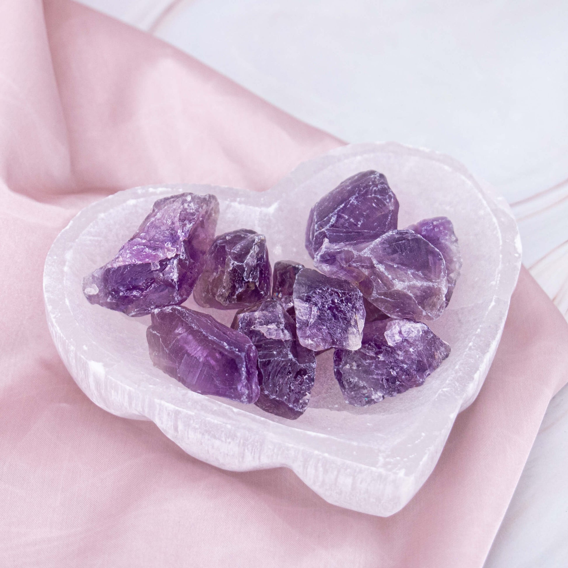 Amethyst Rohsteine lila violett Kristalle Heilsteine Edelsteine Schutzsteine Annurah deutscher Onlineshop Harmonie Frieden Spiritualität Schutz