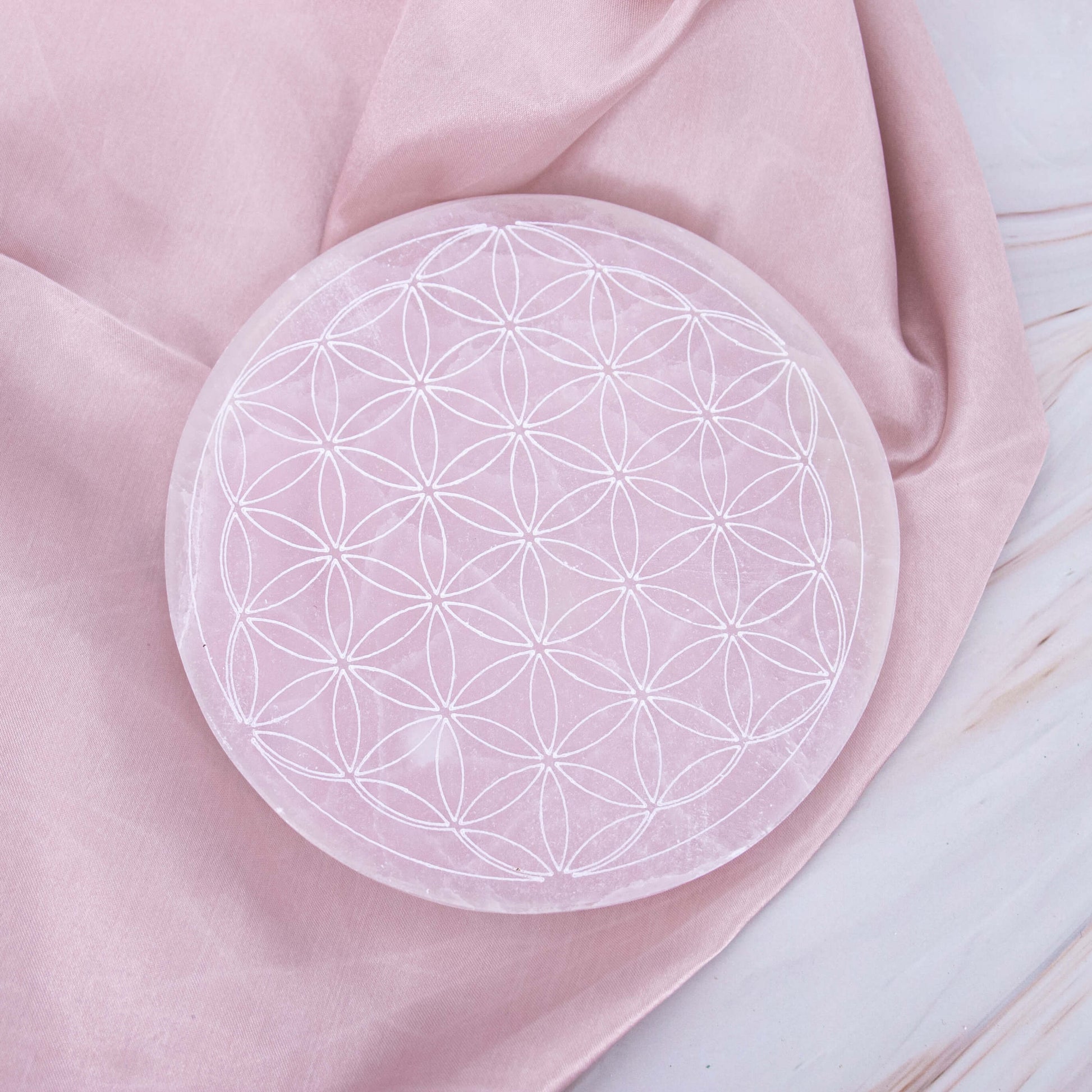 Selenit Platte Groß XXL XL Blume des Lebens Reinigung Schutz Entladen Aufladen Crystal Grids Annurah deutscher Onlineshop Kristalle Edelsteine Schutzsteine Heilsteine