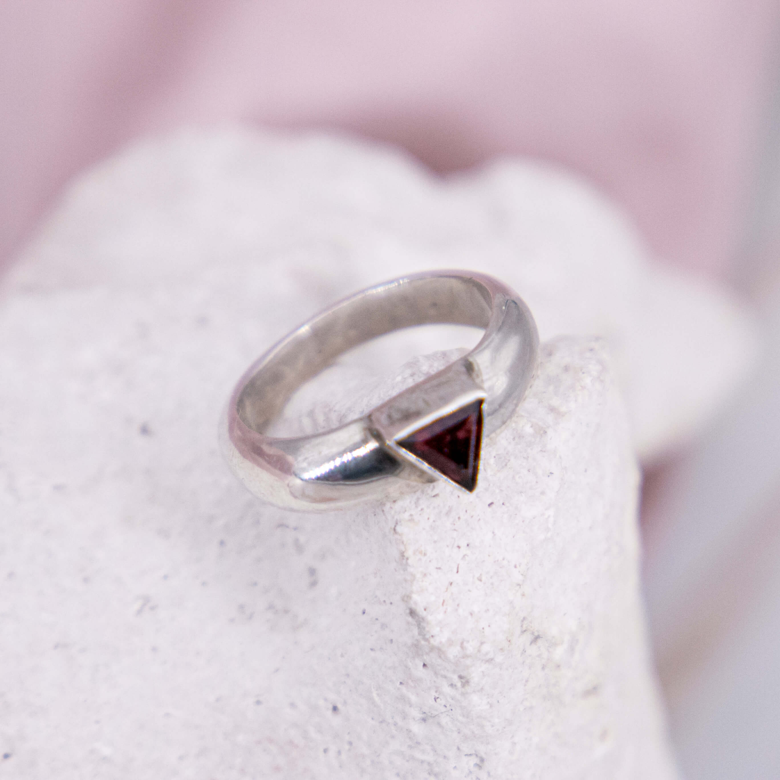 Granat Triangle Ring