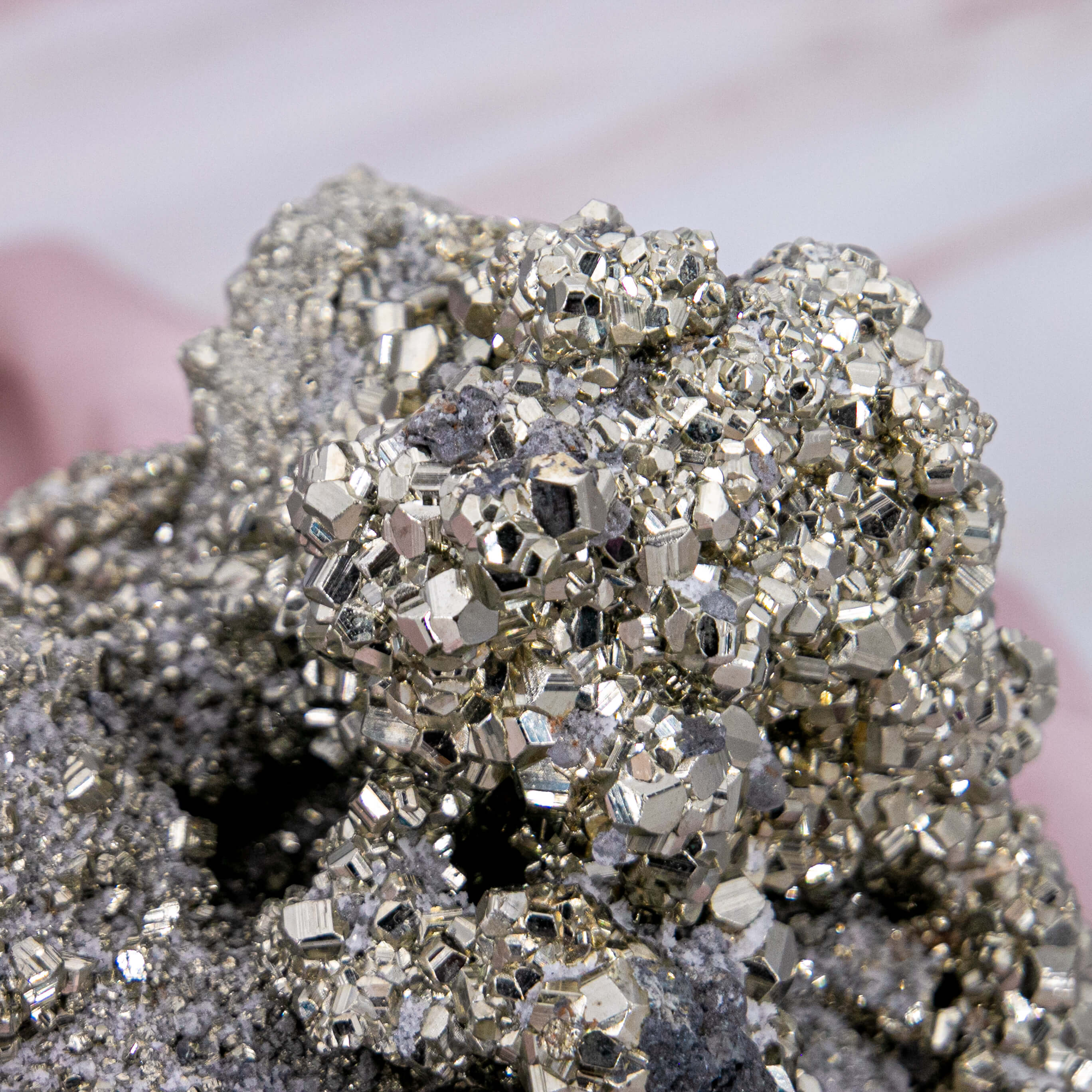 Pyrit Cluster silber Edelstein Kristall Heilstein Würfel gold Nahauffnahme
