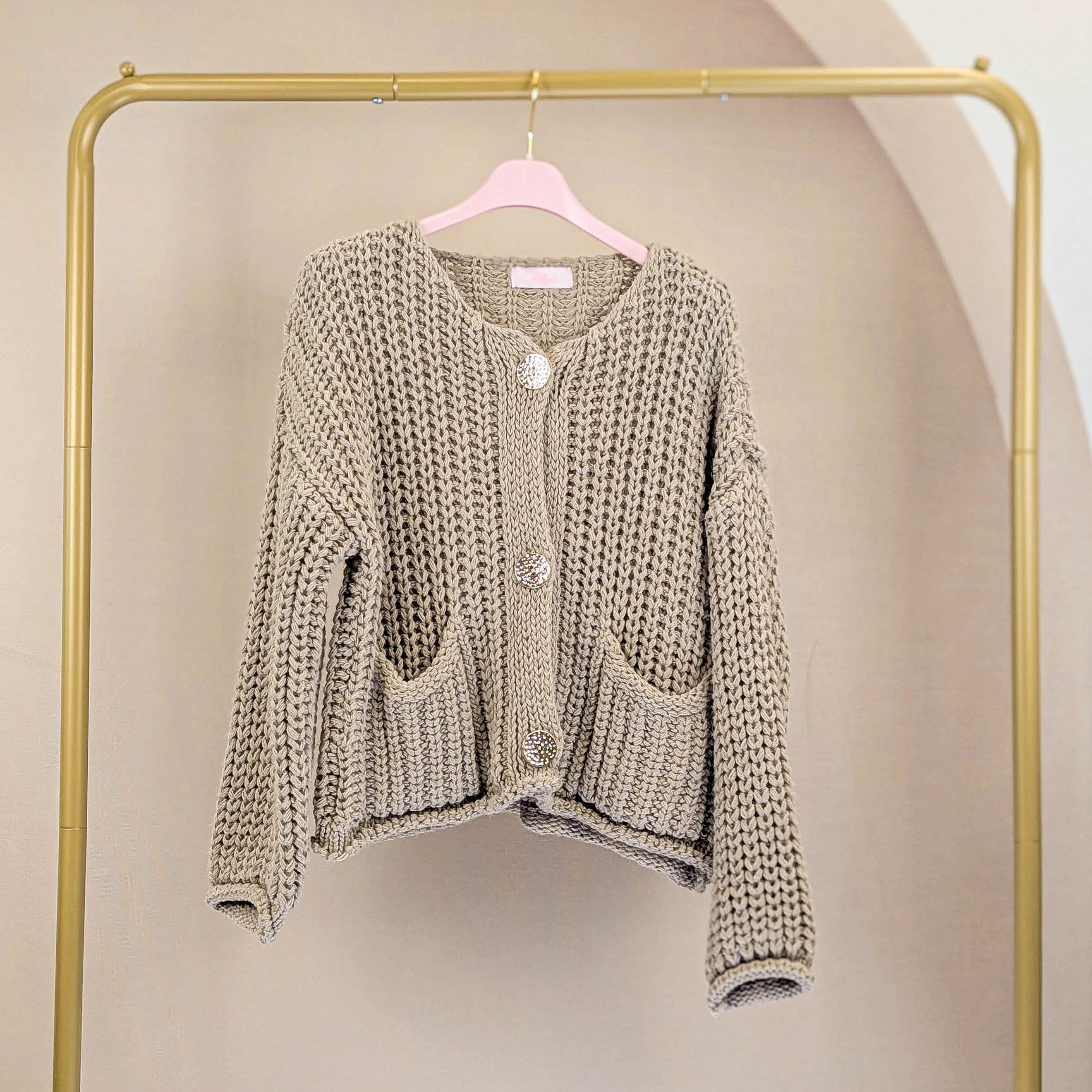 Grobstrickjacke mit Zierknöpfen - Beige