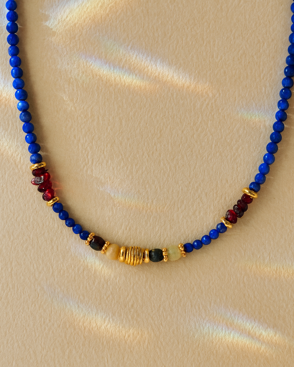 Anuket Kette – Lapislazuli, Turmalin, Granat