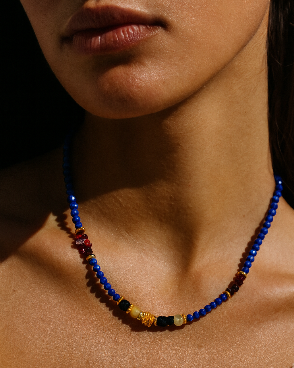 Anuket Kette – Lapislazuli, Turmalin, Granat