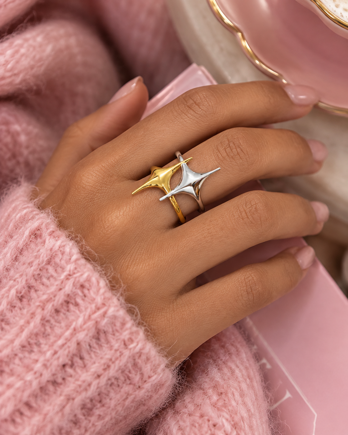 Bicolor Starlight Stern Ring aus Edelstahl in Gold und Silber, größenverstellbar, mit modernem vierzackigem Sternendesign getragen