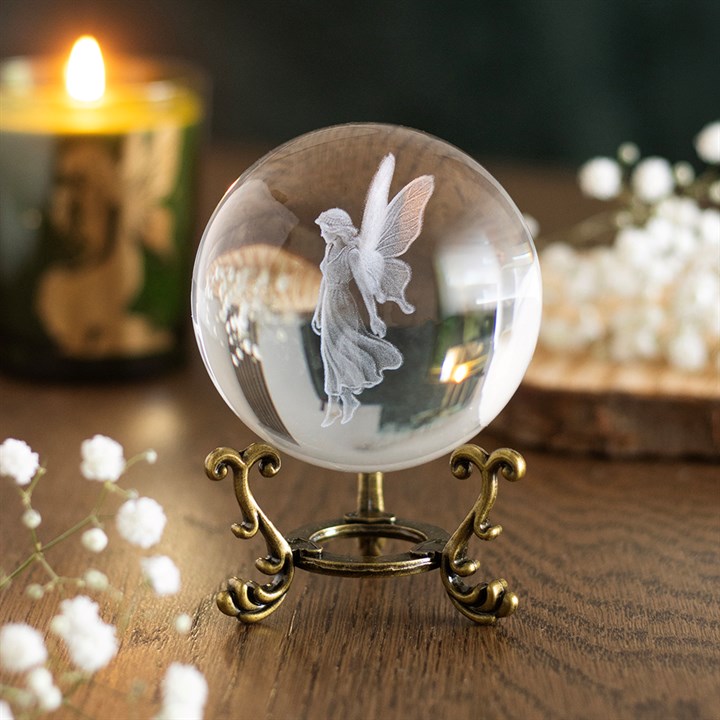 Stardust Fairy – Glas Kristallkugel mit lasergravierter Fee auf Antikoptik Ständer