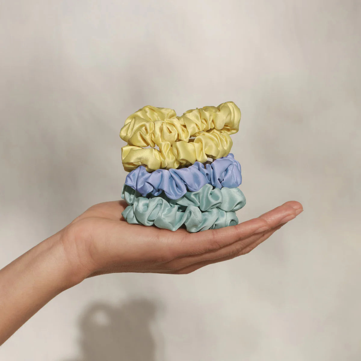 Kitsch Coastal Cottage Satin Scrunchies – 5er Set