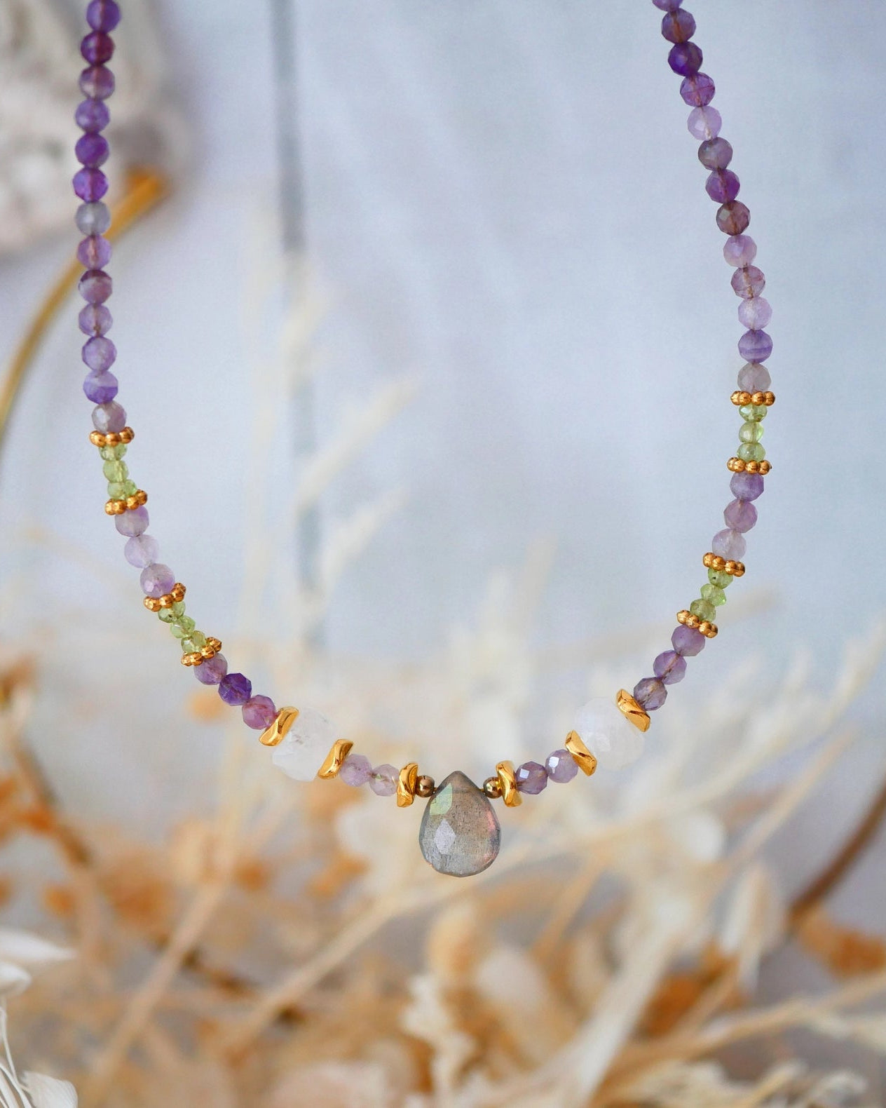 Lyara Kette – Labradorit, Amethyst, Peridot & Mondstein
