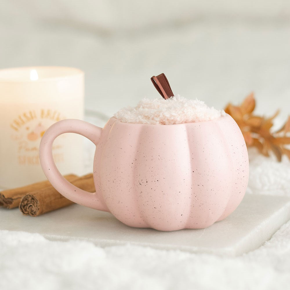 Rosa Kürbis Tasse mit passenden Socken – Das perfekte Herbst-Geschenkset