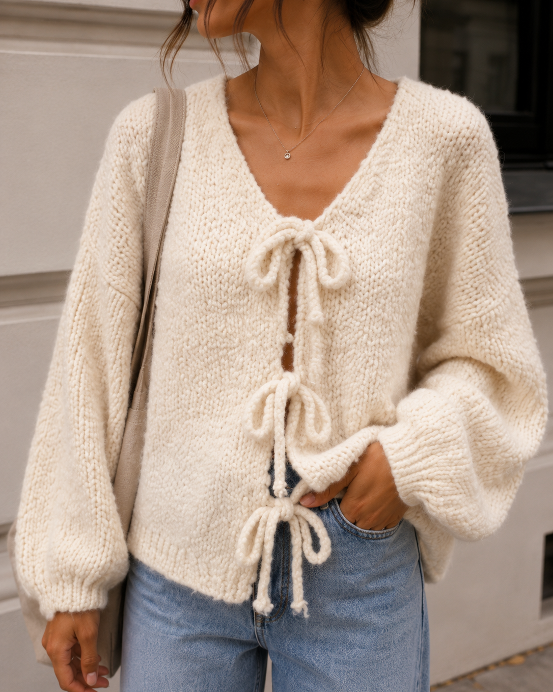 Alpaca Boucle Cardigan mit Schleifen getragen