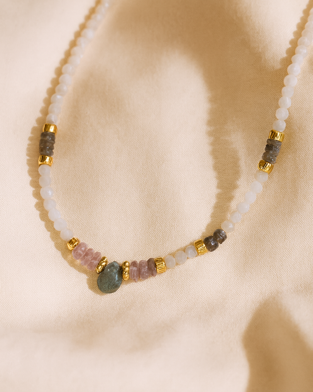 Annurah Kette – Weißer Mondstein, Labradorit & Amethyst