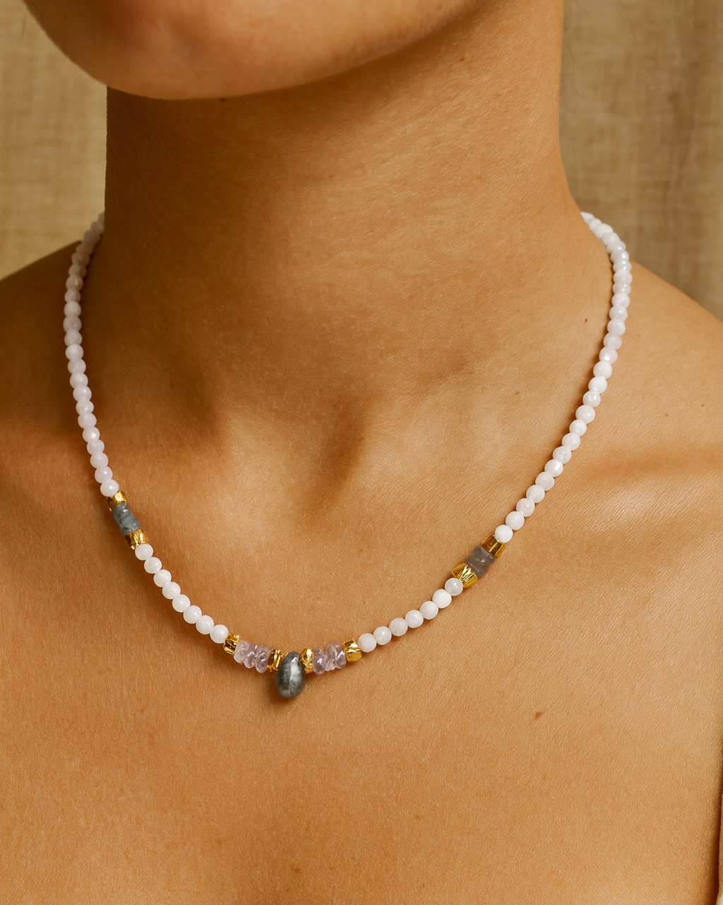 Annurah Kette – Weißer Mondstein, Labradorit & Amethyst