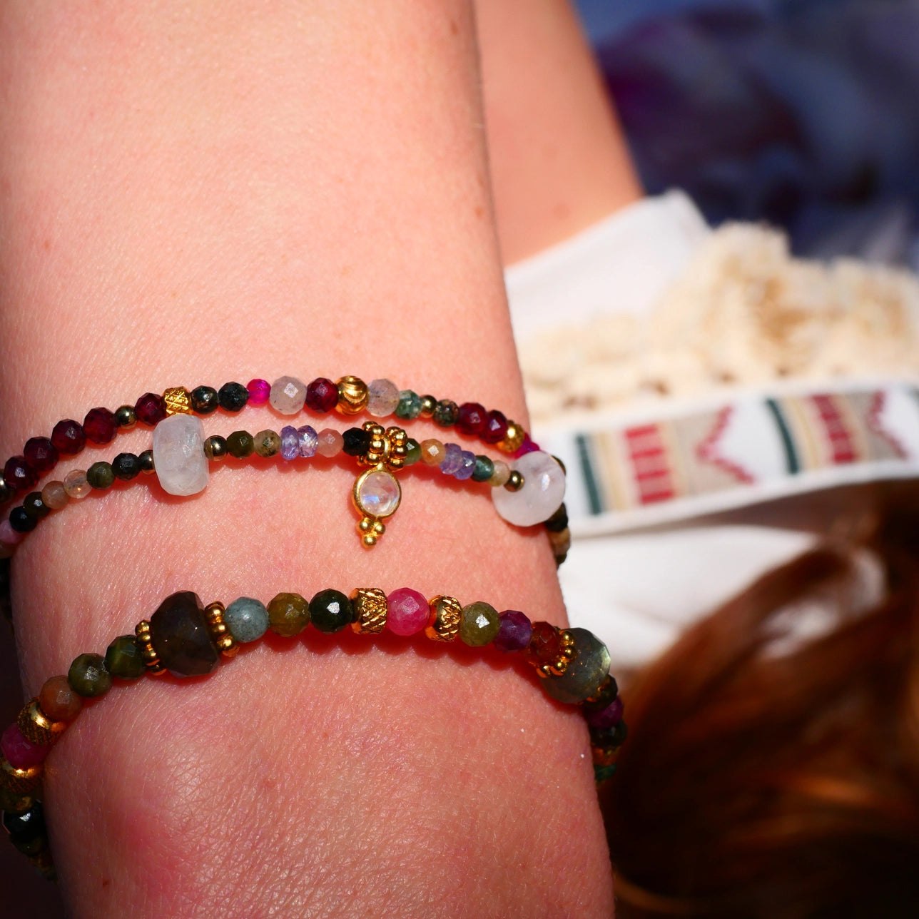 Armband aus Seraphinit, Rubellit und Granat getragen