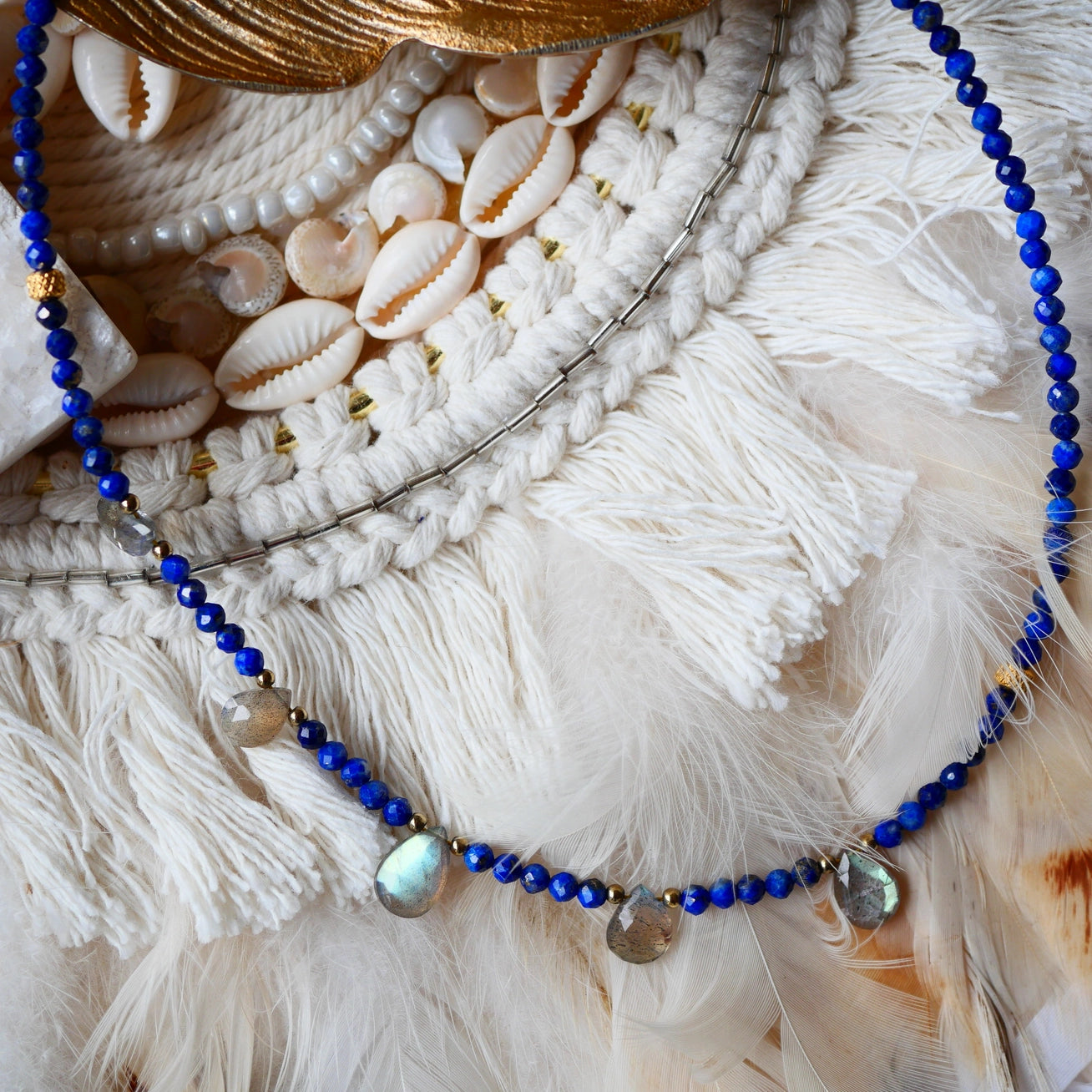 BAL Halskette mit Lapislazuli und Labradorit getragen am Hals – eleganter Edelsteinschmuck