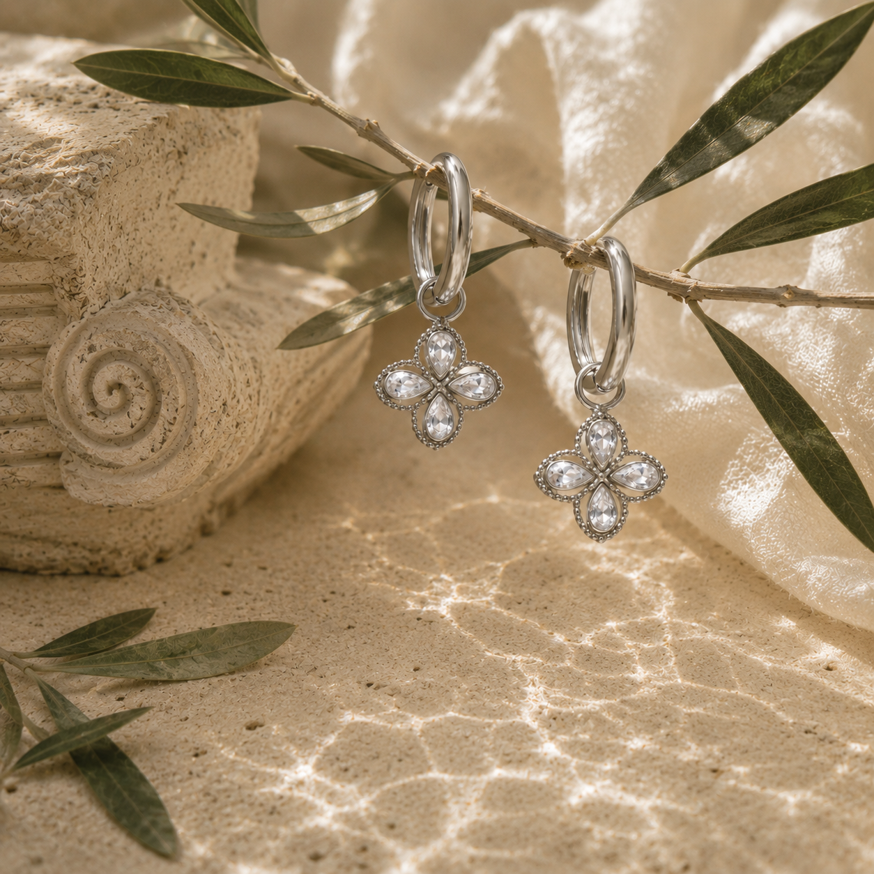 Blüten Charm Creolen mit klaren CZ Zirkonia | 18K vergoldeter Edelstahl | Mein Mantra