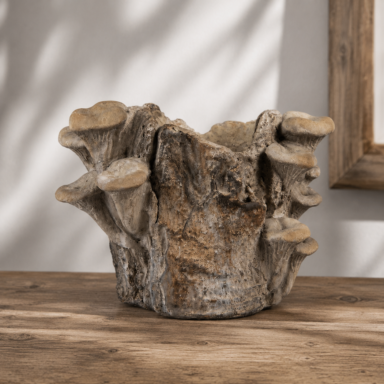 Blumentopf im Baumstamm-Design mit Pilzdetails – Naturgetreue Dekoration