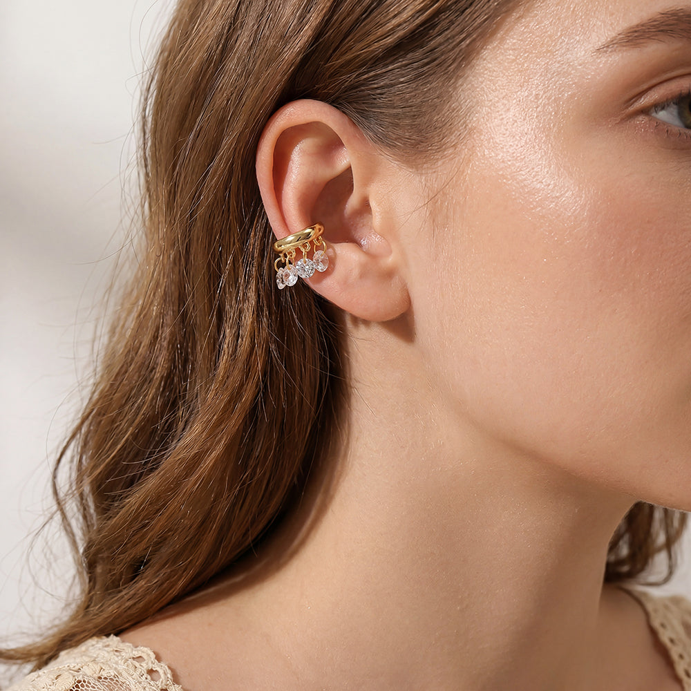 Vergoldeter Ear Cuff mit Zirkonia-Anhängern – Bunt