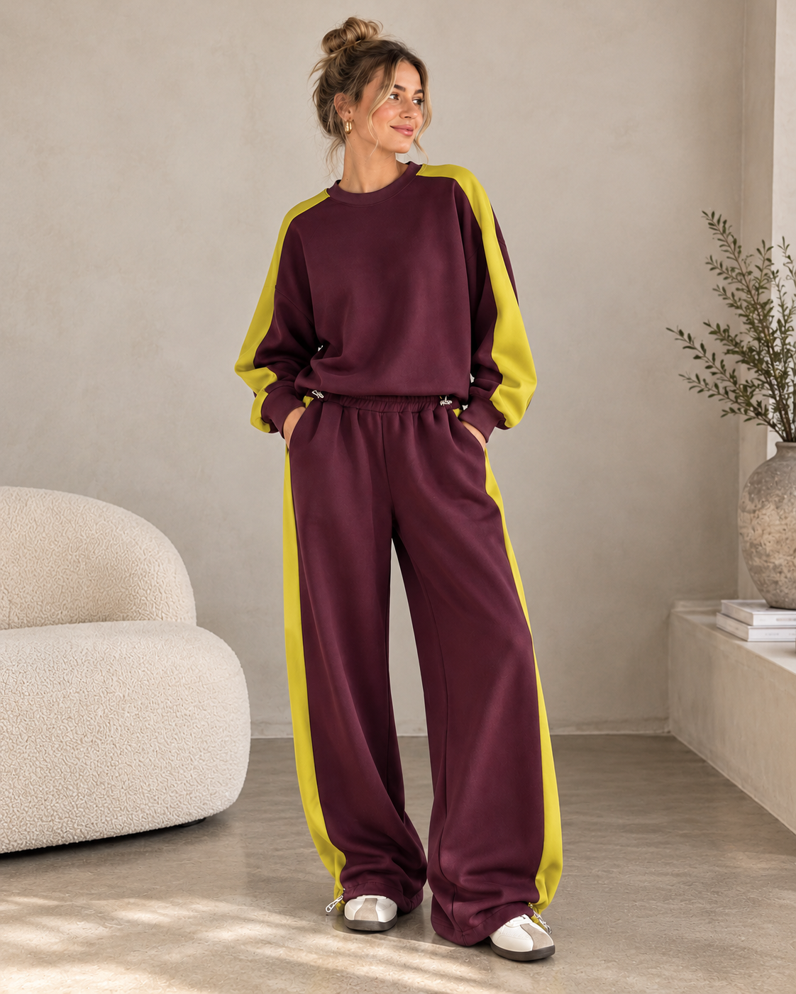 Damen Colorblock Zweiteiler in Burgundy mit limettengelben Kontraststreifen, bestehend aus lockerem Rundhals-Sweater und passender Hose mit elastischem Bund und verstellbaren Beinabschlüssen.