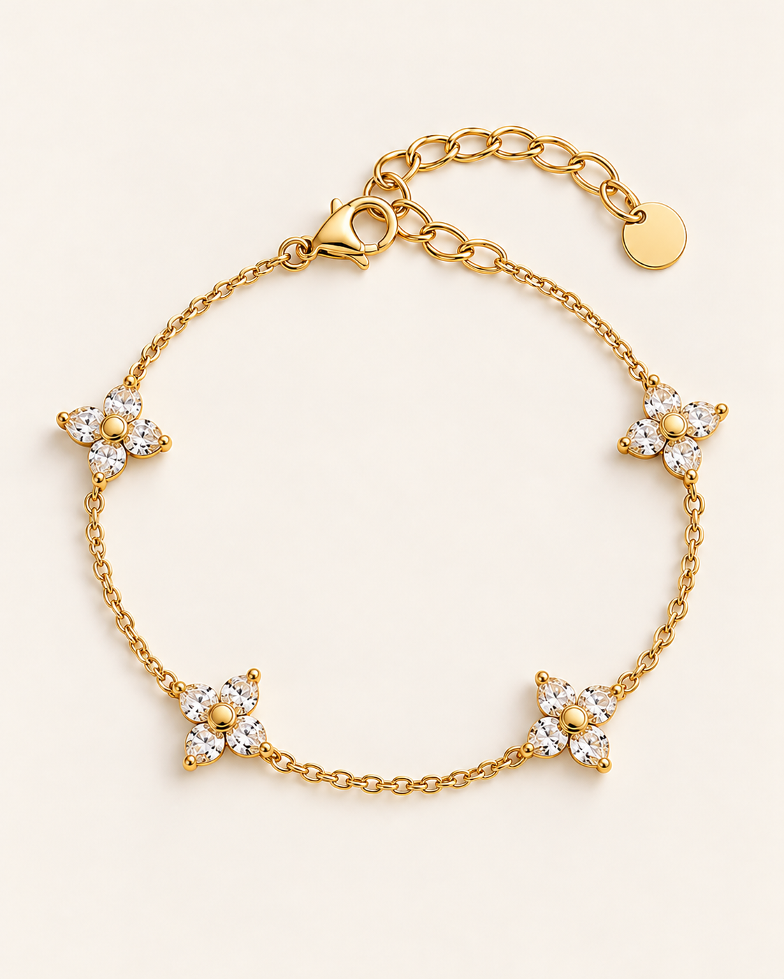 Filigranes goldenes Edelstahl Armband mit vierblättrigen Blumenmotiven und klaren Zirkonia