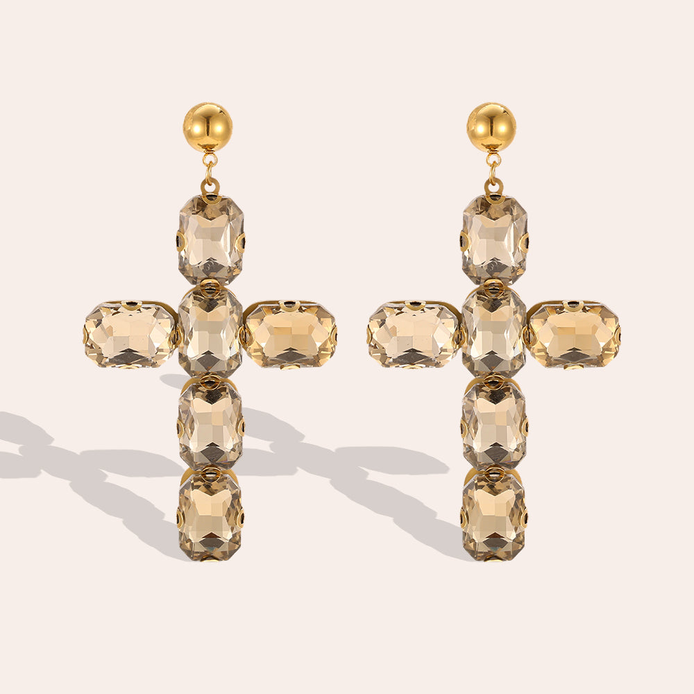 Crystal Cross – Goldene Kreuz Ohrringe mit funkelnden Kristallsteinen