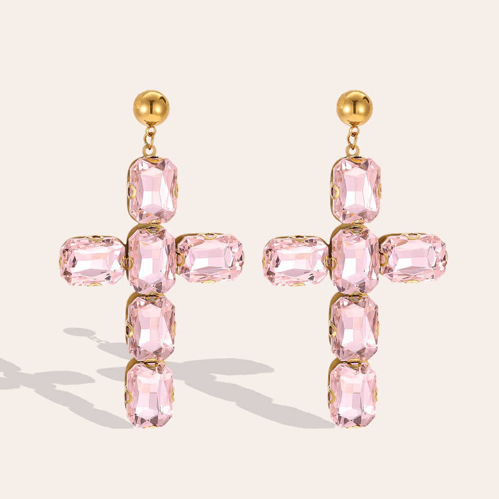 Crystal Cross – Goldene Kreuz Ohrringe mit funkelnden Kristallsteinen