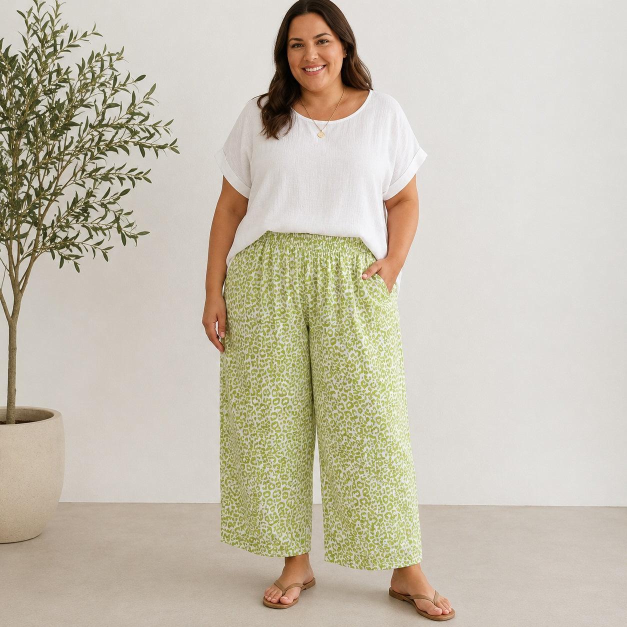 Curvy Musselin Hose mit Leo-Print – Grün