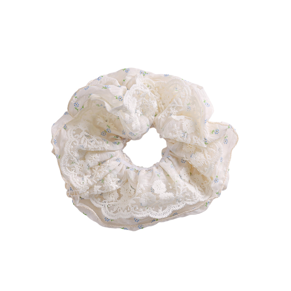 Creme Blumen Scrunchie mit Spitze – Romantisches Haaraccessoire