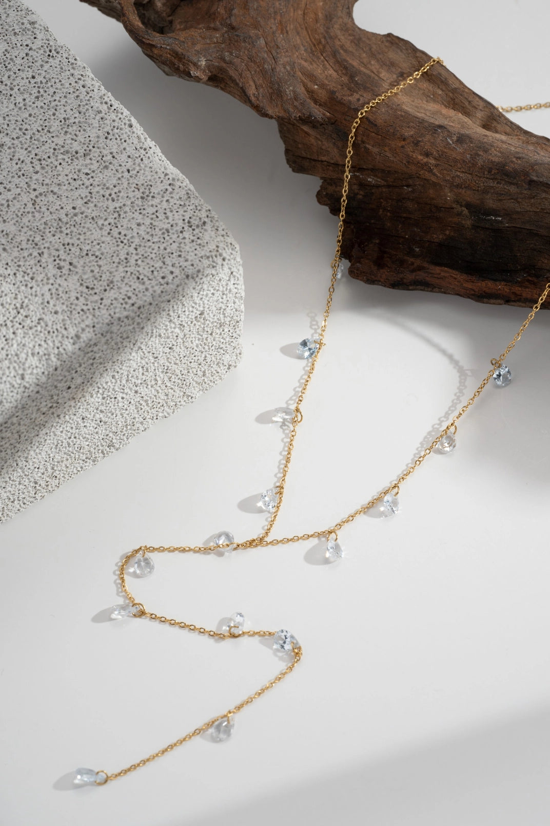 Vergoldete Y-Halskette aus Edelstahl – Tropfenförmige Kristallanhänger