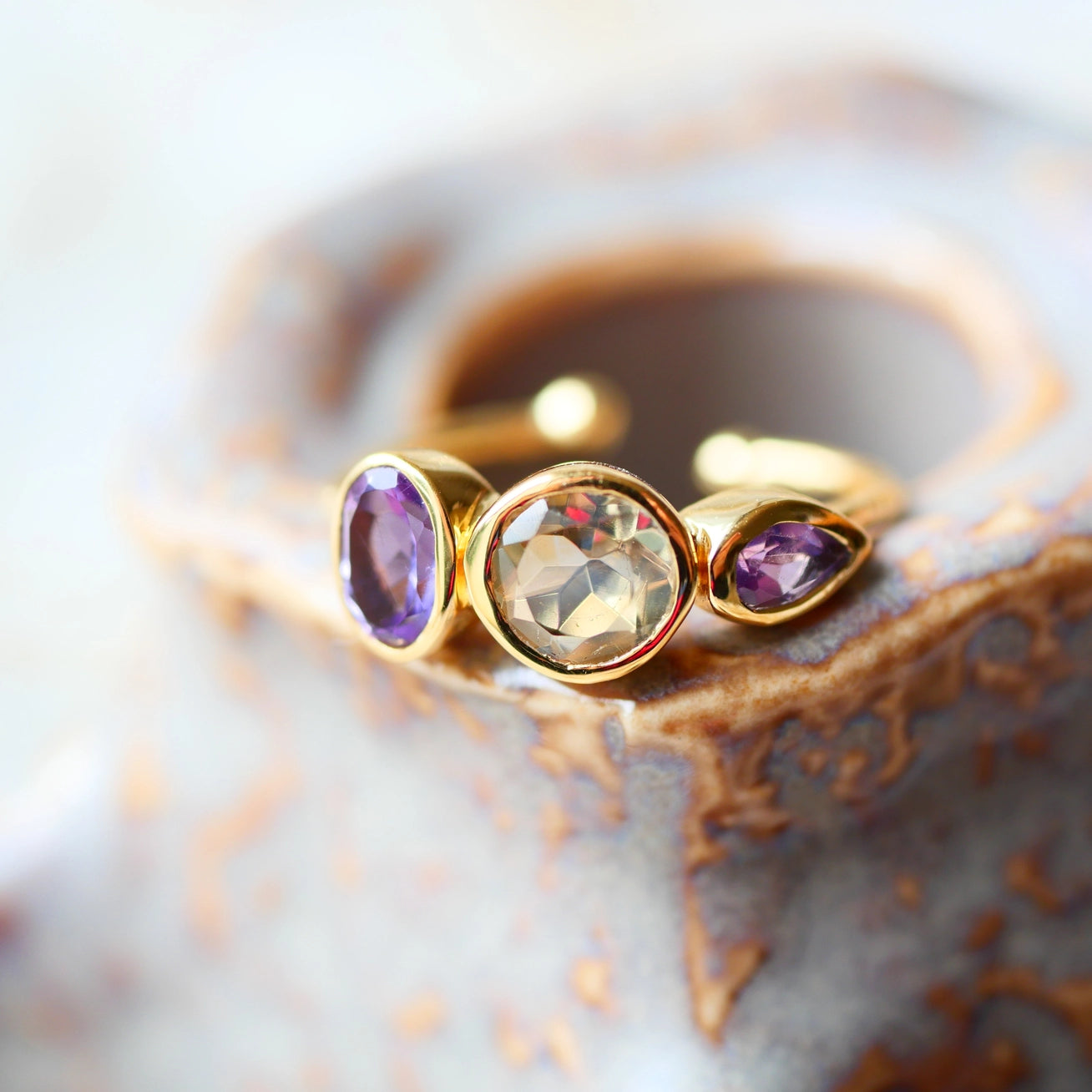Verstellbarer Ring mit Citrin und Amethyst – vergoldeter Edelsteinring für Klarheit und Lebensfreude