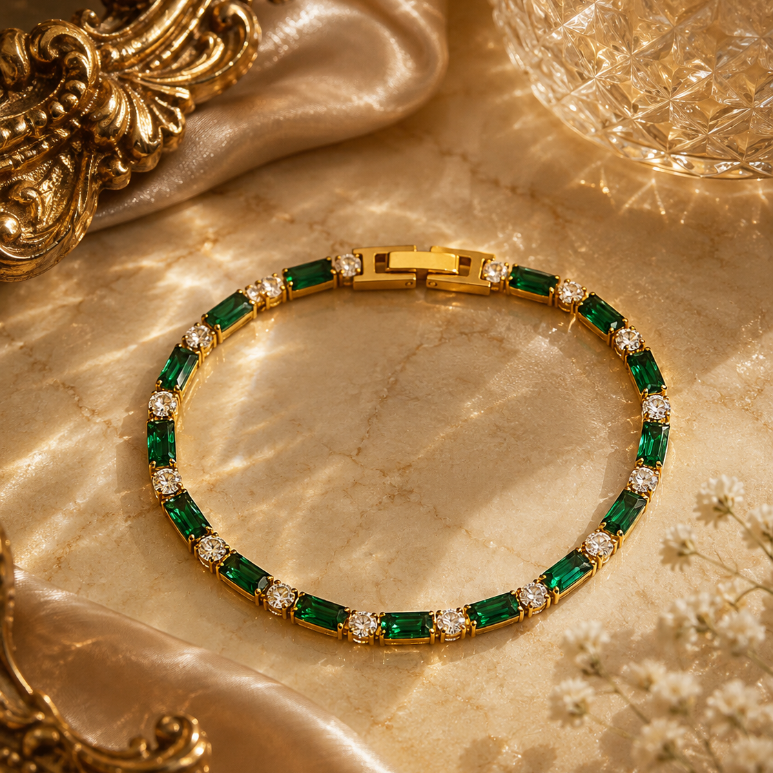 Emerald Royale Bracelet – Goldenes Edelstahl Armband mit grünen Steinen