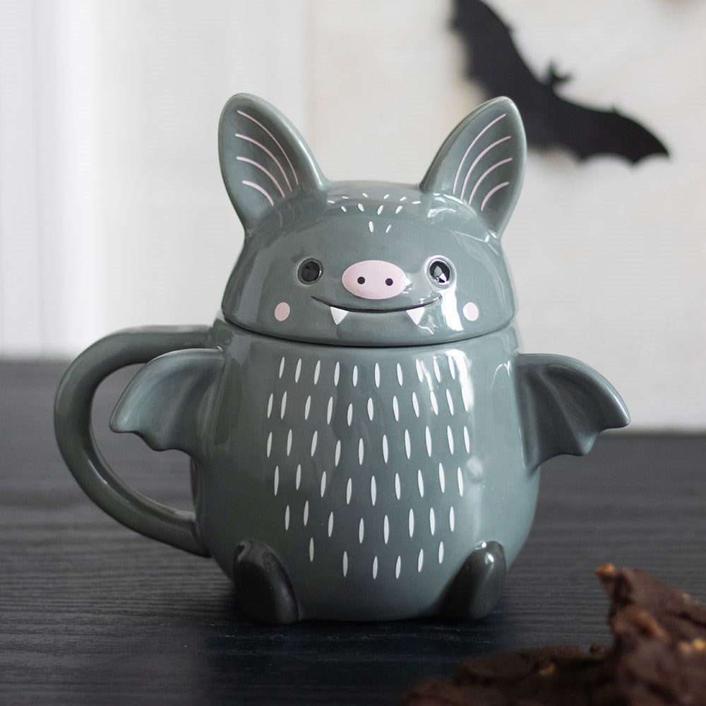 Niedliche Tasse mit Deckel und Fledermausmotiv