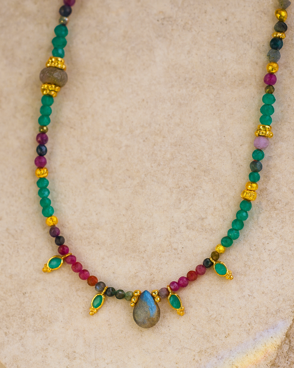 Gisara Kette – Turmalin, Grüner Onyx & Labradorit
