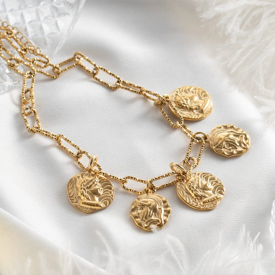 Goldene Halskette mit Griechischen Münzen