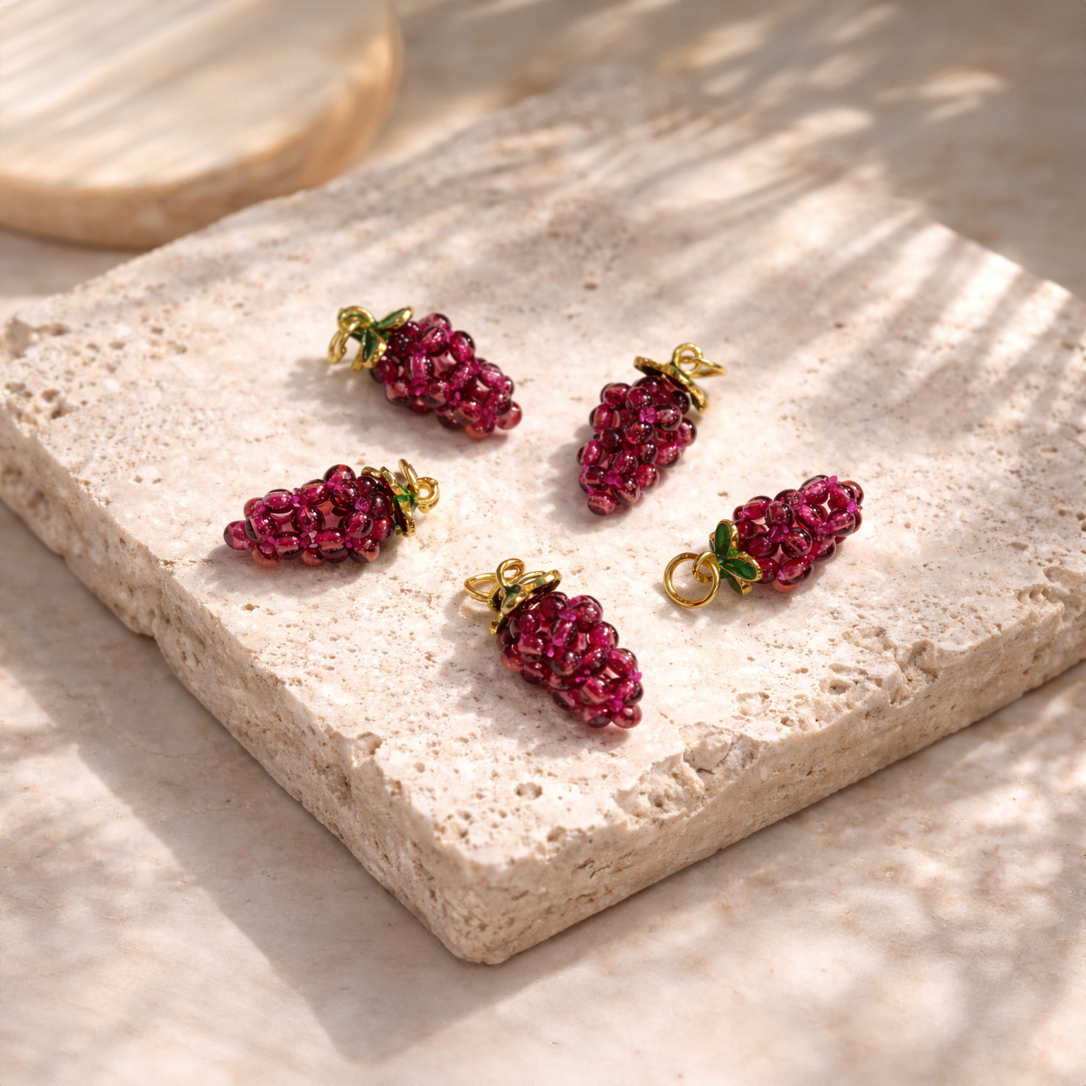 Edelstein Anhänger Heilstein Granat in Form einer Himbeere