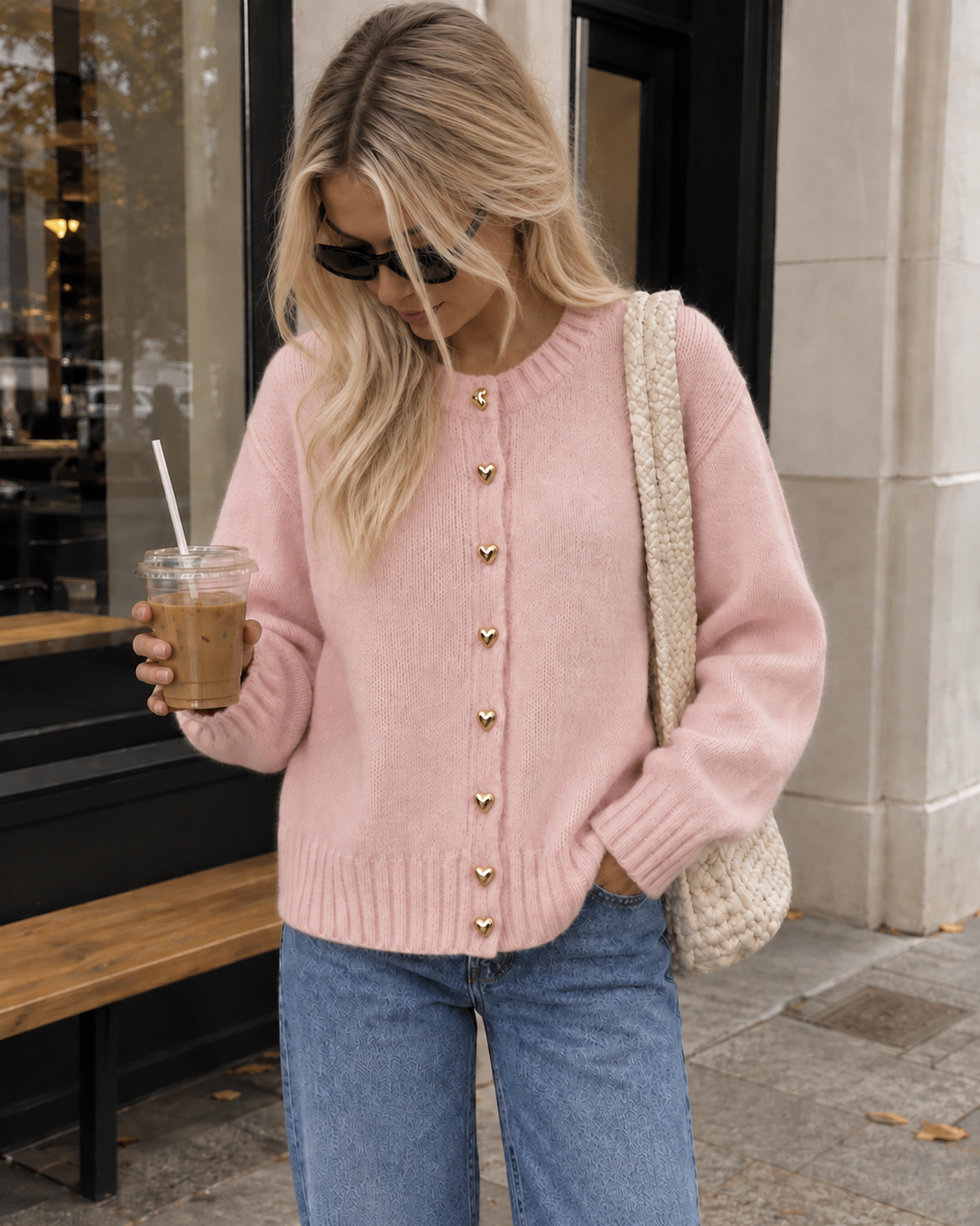 Kuscheliger Strickcardigan mit Herzknöpfen
