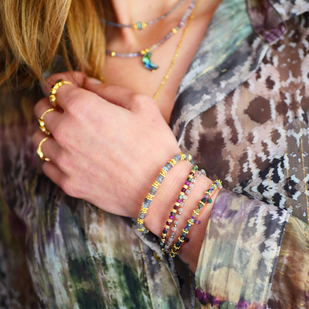 edelsteinarmband aus moosachat mit spiritueller bedeutung getragen