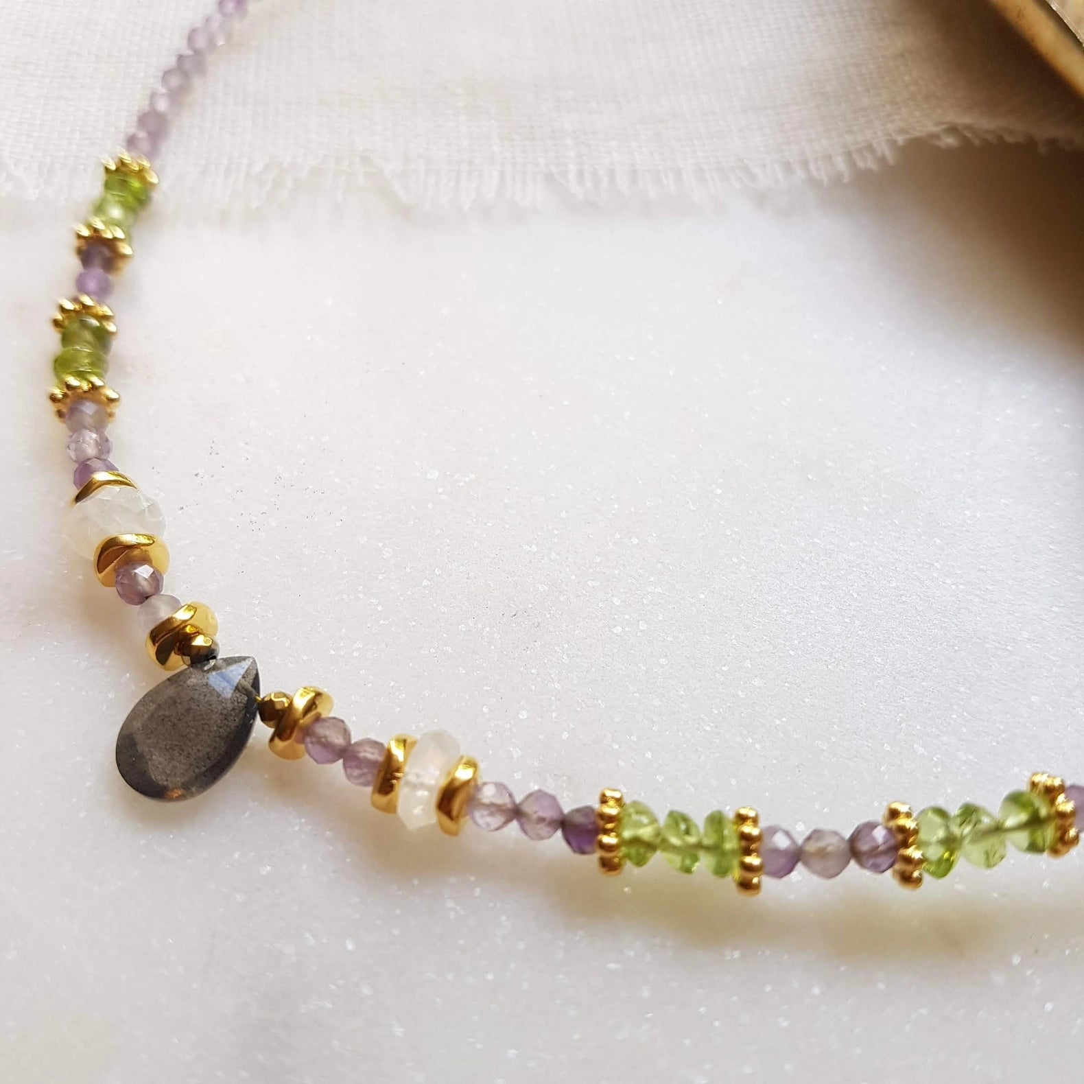 Lyara Kette – Labradorit, Amethyst, Peridot & Mondstein