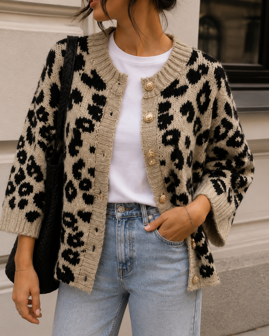 Leo Taupe 3/4 Sleeve Cardigan mit angesagtem Leopardenmuster und 3/4-Arm. Onesize 26–42