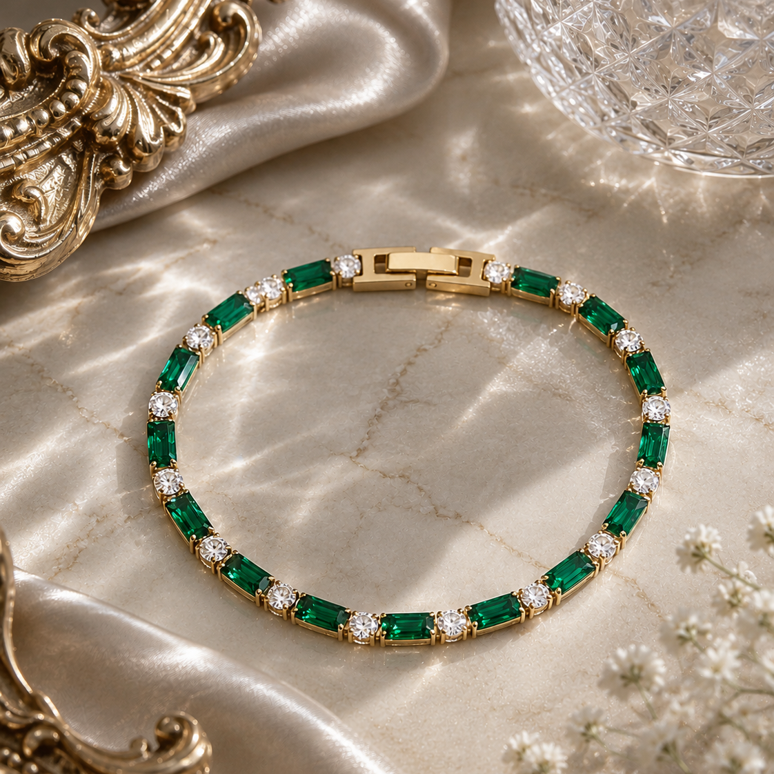 Emerald Royale Bracelet – Goldenes Edelstahl Armband mit grünen Steinen