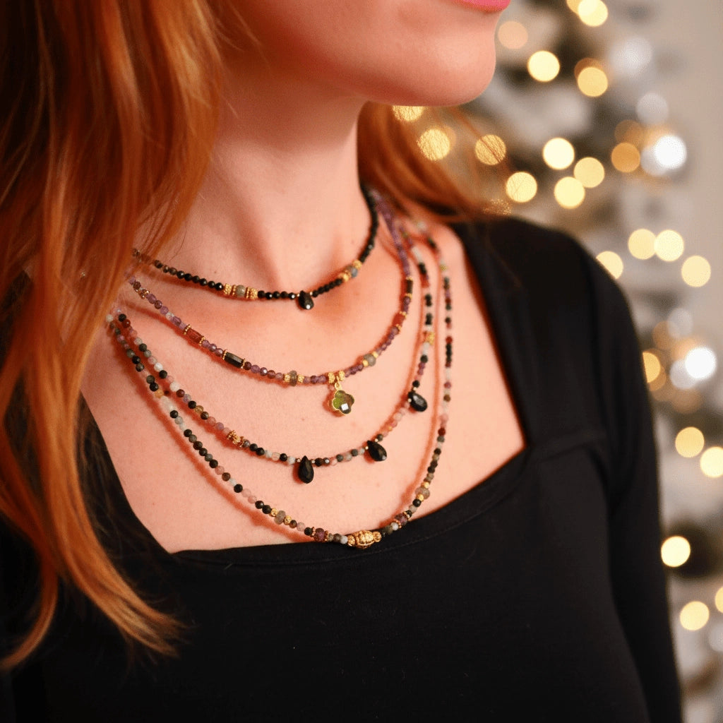 Detailaufnahme der Mangala Halskette mit Peridot-Kleeblatt und Edelsteinen