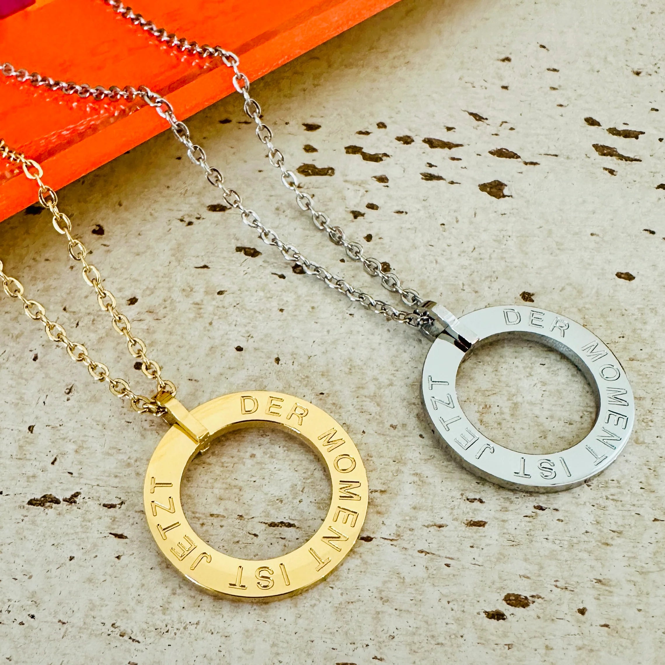 Mantrakette „DER MOMENT IST JETZT“ – Edelstahl Halskette in Gold oder Silber – 45+5 cm