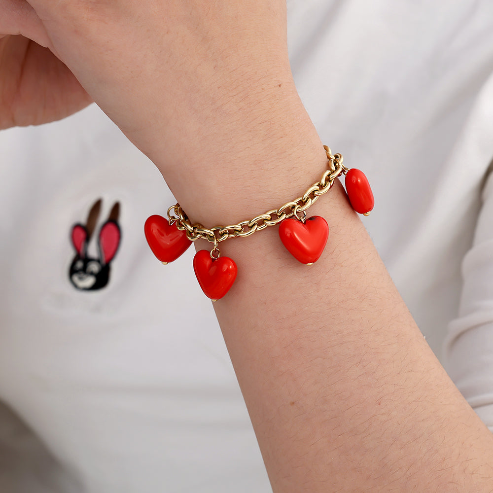 Red Hearts Charm Armband aus Edelstahl – Vergoldet | Statement-Armband