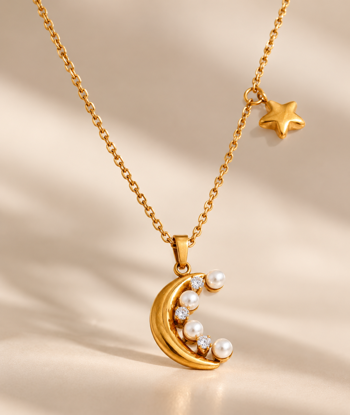 Goldene Moonlight Pearl Mondkette aus Edelstahl mit Halbmond, weißen Perlen und Zirkonia-Steinen