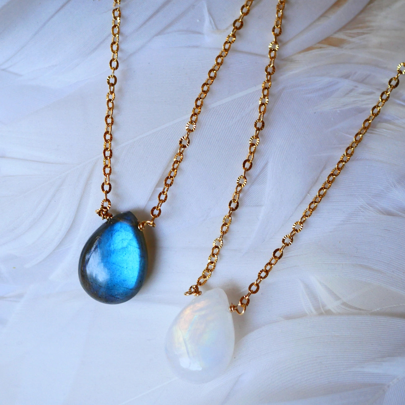 Nora Edelsteinkette getragen – Labradorit oder weißer Mondstein, eleganter spiritueller Schmuck