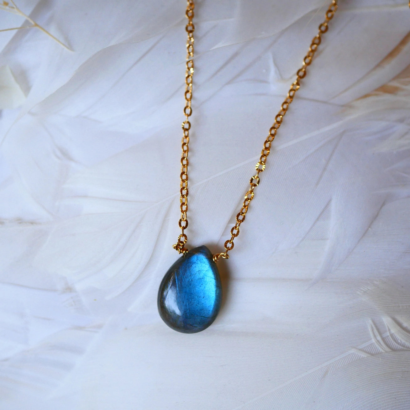 Nora Edelsteinkette mit Labradorit Tropfen – spiritueller Edelsteinschmuck für Schutz und Intuition