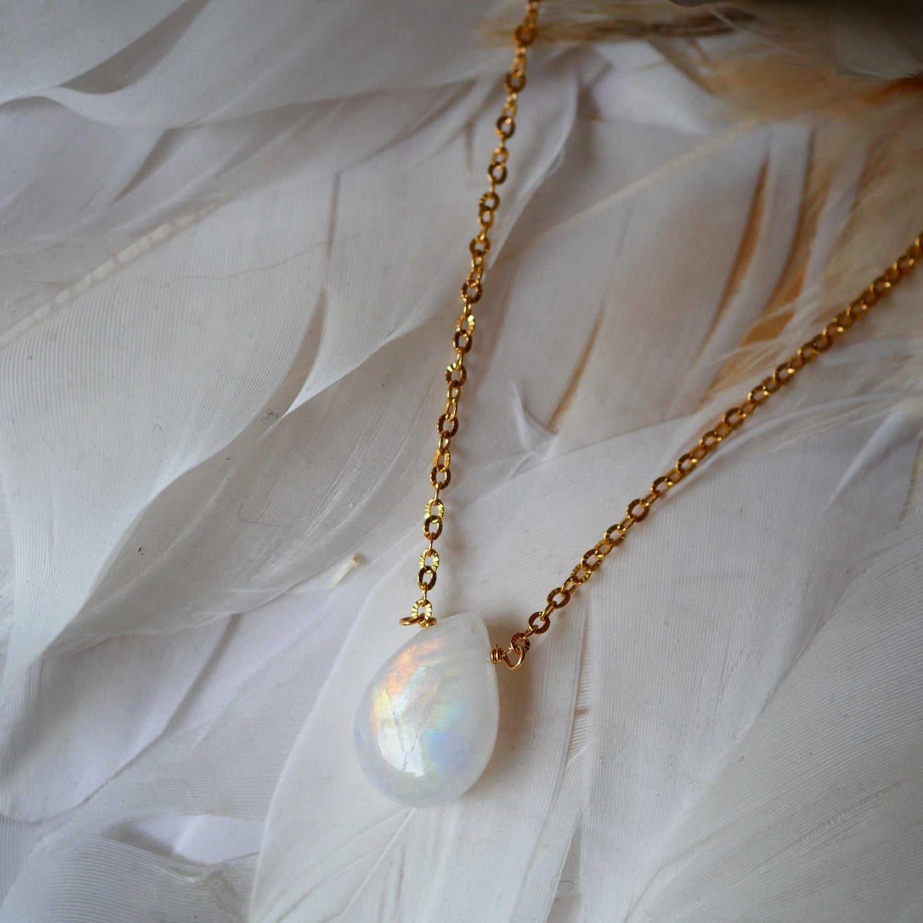 Nora Edelsteinkette mit weißem Mondstein – spiritueller Edelsteinschmuck für Intuition und Balance
